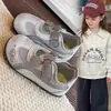 Zapatos deportivos para niños, nueva colección otoño 2026: Zapatos casuales, transpirables, antideslizantes y de suela blanda en estilo preppy para niñas, y zapatillas para correr para niños.