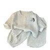 Novos conjuntos de pijama de primavera e verão para meninos e meninas, com calças estilo lanterna, blusas cardigã e conjuntos de duas peças xadrez com desenhos infantis