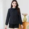 Otoño e Invierno 2025 Nueva Chaqueta Casual Corta para Mujer con Cuello Alto Ligera Cálida Chaqueta Pequeña de Algodón Ligera Venta al por Mayor
