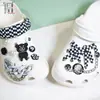 Sandalias y pantuflas de suela gruesa accesorios nuevos verano zapatos con agujeros dibujos animados oso violento juego accesorios zapatos desmontables hebilla de zapato de flor Nuevo