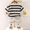 2026 Nuevo Conjunto de Dos Piezas de Verano para Niños, Moderno, Cuello Redondo, Textura de Bambú, Rayas Anchas de Colores, Camiseta de Manga Corta y Pantalones Cortos