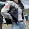 Chaqueta Corta de Cuero Sintético para Mujer, Estilo Urbano de Motociclista, Bloques de Color, Letras, Botones, Cremallera, Chaqueta de Béisbol Ajustada para Primavera y Otoño