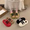Nuevas zapatillas de gamuza y algodón de moda para otoño e invierno, zapatillas sin cordones de suela gruesa para uso doméstico, lindas zapatillas peludas para mujer 2026, adecuadas para usar en exteriores