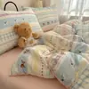 Conjunto de Quatro Peças de Gaze Dupla Nível Bebê e Materno Tipo Nuvem Classe A, Roupa de Cama Individual para Dormitório em Gaze de Algodão, Amigável à Pele e Adequado para Todas as Estações, Conjunto de Roupa de Cama de 4 Peças