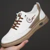 Nuevos Zapatos de Cuero para Hombre Primavera y Otoño 2024 Zapatos Casuales Hechos a Mano Moda Masculina Tenis Versátiles Zapatos Blancos de Moda