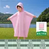 Capa de chuva infantil para alunos do ensino fundamental, espessada e alargada, adequada para crianças de jardim de infância, proteção contra chuva ao ar livre, pode ser usada como mochila, poncho de chuva de peça única