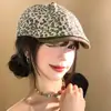 Chapéu Estilo Hot Girl Retro Americano com Estampa de Leopardo, Aba Frontal, para Cabeça Grande, Chapéu Emagrecedor de Rosto, Boina Versátil Feminina para Primavera e Outono