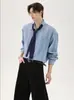 Camisa de Manga Larga Holgada a Rayas Azules para Hombre, Nuevo Estilo Primavera y Otoño, Diseño Único con Corbata Desmontable, Camisa con Estampado de Árboles