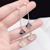 Aretes largos elegantes con borlas en forma de abanico estilo coreano, aretes de borlas adelgazantes, aretes simples de estilo frío para mujer con aguja de plata y aceite goteado