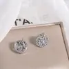 Pendientes Redondos de Lujo Ligero Exquisitos Brillantes Elegantes de Gama Alta con Circonita Plateada y Diamantes Completos Pinzas para Orejas Tipo Bobina de Mosquitos Versátiles y Elegantes