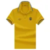 Camisa polo masculina bordada com emblema estilo Hong Kong, gola de cor contrastante, feita de algodão piquet respirável e absorvente de suor, adequada para jovens e adultos de meia-idade para o trajeto diário, manga curta