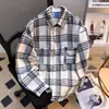 Camisa a cuadros minimalista estilo japonés, nueva colección primavera/otoño para hombre, camisa de manga larga bordada, corte holgado, prenda exterior casual de moda para parejas