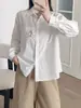 Camisa branca com bordado de gato estilo preppy para mulheres, manga longa, corte solto, top versátil estilo japonês, algodão puro, camisa básica para primavera e outono