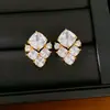 Brincos de prata com pino banhado a ouro real com tarrachas em formato de diamante de zircônia, simples e elegantes, versáteis para o uso diário, luxo leve e sensação de alta qualidade