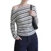 El nuevo top de Lyocell para principios de otoño presenta un diseño a rayas de un solo hombro, mangas largas y una cintura ajustada que acentúa la figura.