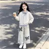 Nova coleção de outono e primavera: conjunto moderno de duas peças para meninas, com design de duas peças falsas com top patchwork e calça casual estilo retrô