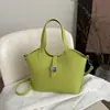 Cesta de Alimentos de Design Vintage de Nicho para Carregar na Mão Novo Estilo 2025 para Mulheres Lenço de Seda Simples para o Dia a Dia Bolsa Grande de Ombro Transversal