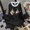 Camiseta Casual Solta Estilo College Verão 2025 Novo Estilo com Estampa de Gesto de Três Listras e Costura em Cor Contrastante