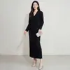 Traje plisado estilo Miyake para mujer, conjunto de dos piezas con blazer de manga larga y cuello en V y falda larga de cintura alta para primavera y otoño