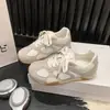 Zapatos deportivos casuales de moda con suelas suaves únicas, zapatillas de entrenamiento alemanas para primavera y otoño 2026, diseño ligero, nuevo estilo transpirable para mujer
