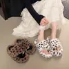 Pantuflas de algodón para usar en exteriores, pantuflas peludas, que aumentan la altura, estampado de leopardo de moda, nuevo modelo de mujer con suela gruesa, pantuflas peludas para el hogar otoño e invierno 2026