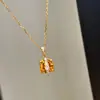 Colar Pingente Cubo de Açúcar Dourado com Deus da Riqueza Amarelo, Brincos de Pedra Preciosa Cintilantes e Anel de Bala de Açúcar Amarela para Mulheres