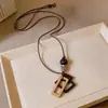 Collar rectangular de resina con cordón de cuero, estilo étnico vintage, cadena de cordón de cuero con un diseño único, accesorio de nicho de lujo ligero para mujer con un toque de alta gama
