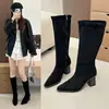Botas de tornozelo estilo francês com salto grosso de camurça para mulheres, outono e inverno, elásticas, afinadoras, bico fino, faz os pés parecerem menores, versáteis, elegantes, de salto alto, botas nude