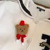 Broche de oso de peluche ~ Lindo sombrero de bufanda roja con cabeza de oso, broche de muñeca de dibujos animados, ramillete de Año Nuevo para mujer