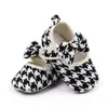 Zapatos para bebés y niños pequeños Directo de Fábrica zapatos para bebés de interior lazo Cuadros zapatos de princesa zapatos para bebés BHX3161