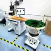 Chasis de placa vibratoria, vibración circular, plato de alimentación automática, asiento, soporte de elevación telescópico multifuncional ajustable verticalmente, mesa