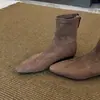 ¡Versión de cuero suave! Botines para mujer 2026 Otoño Nuevo Simple Retro Color Café Punta Cuadrada Gamuza Altura Interior Aumentadora Adelgazantes Botas