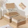 Caja de Almacenamiento de Escritorio Tejida con Tapa Mimbre Sintético Cesta Tejida para Guardar Artículos Varios Snacks Caja de Almacenamiento Tejida para Cosméticos