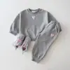 Otoño 2026 Estilo Coreano Ins Bordado Corazón Pequeño Cuello Redondo Sudadera de Rizo Conjunto Dos Piezas Nueva Sudadera y Pantalones de Chándal