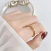 Anillo Simple de Acero de Titanio Estilo Coreano para Mujer Torcido Marca Inglesa Anillo de Pareja Nicho Lujo Ligero Viento Frío Dedo Índice Joyería de Moda