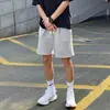 Novos Shorts Casuais Cinza de 5 Pontos Estilo Americano de Verão, Shorts Esportivos Masculinos Largos, Calças de Basquete Acima do Joelho