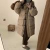 Abrigo Largo de Plumas de Moda de Gama Alta con Cuello de Piel de Mapache para Mujer 2026 Invierno Bolsillo Grande Cintura Ajustable Chaqueta de Trabajo por Encima de la Rodilla