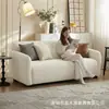 Sofá moderno minimalista gris oscuro con capitoné a cuadros y cojín de asiento mullido, tela agradable al tacto, adecuado para la sala de estar del hogar como un sofá pequeño de dos plazas.