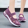 Zapatos de tela antiguos de Beijing para mujer, nuevos zapatos de otoño de talla grande con boca baja, zapatos casuales para mamá, venta al por mayor de zapatos de mujer transfronterizos.