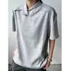Camiseta Lisa de Color Sólido con Solapa Irregular para Hombre, Camisa Polo Gris de Corte Limpio, Elegante Casual Holgada de Manga Corta de Moda