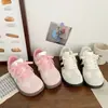 Tênis de treino alemães rosa estilo coreano, com sola grossa, para mulheres, novos de 2026, outono, tênis esportivos casuais brancos versáteis