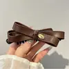 Pinza de Plátano con Lazo y Logo Dorado de Cuero para Mujer Pinza de Garra para Cola de Caballo Alta 2026 Nuevo Pinza para Moño de Cabello Pinza Retorcida Pinza Vertical Accesorios para el Cabello