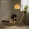 Lámpara de pie de madera maciza estilo japonés, lámpara de pie de diseñador de madera maciza, lámpara de pie de madera natural de alta gama para sala de estar y dormitorio, creando un ambiente atmosférico