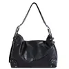 Nuevo bolso versátil 2026, bolso cruzado, bolso de hombro moderno para el trabajo, bolso de nicho para mujer, estilo retro con remaches para el hombro