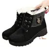 Botas de neve de veludo grosso do Nordeste para mulheres, novo modelo de inverno 2024, sola grossa, forro de fleece, quentes, para meia-idade e idosos, antiderrapantes, sapatos de algodão para mães