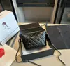 Bolso Pequeño Acolchado de Cuero Suave de Gama Alta Estilo Europeo y Americano con Diseño de Cadena Metálica Vintage, Versátil para Viajes Urbanos y Viajes Cortos, Bolso para Mujer