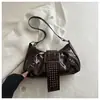 2026 Nuevo Modelo Bolso Baguette con Remaches de Chica Atrevida, Bolso Pequeño Brillante de Cuero Estilo Motero para Debajo del Brazo, Bolso Cruzado de Hombro Único Estilo Punk para Mujer