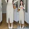 Saia semi-irregular 2026 outono e inverno design sexy saia de couro plissada, justa ao corpo, cintura alta, saia plissada de comprimento médio