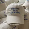Uso para Todas as Estações! Boné de Baseball Doce Off-White com Bordado Azul Inglês para Mulheres, Nova Moda 2026 Boné Bico de Pato