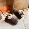 Botas de neve quentes forradas com fleece para crianças, novo estilo de inverno 2026, unissex, com sola macia, versátil, moderno e botas curtas com sola grossa